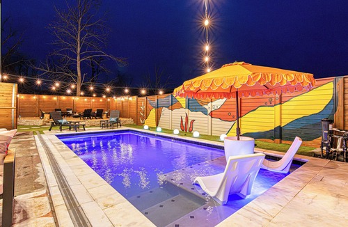Black Mountain House | Walk Downtown, Luxe Group Getaway W/Pool, Hot Tubs, Sauna, Theater, Games
