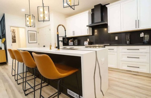 Atlanta House | Walk to Mercedes-Benz Stadium | Hot Tub Retreat