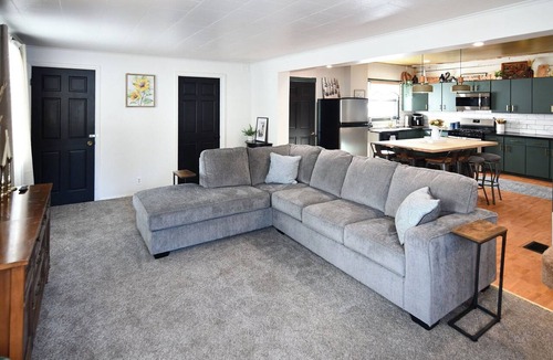 Naples House | Walkable Naples Wine Country 5BR Hot Tub Sleeps 16 Bristol Mountain