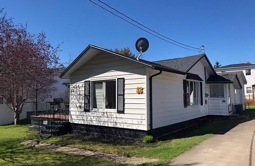 The Bluff Ski Chalet | Walking distance to Parlee Beach | 3 bedrooms | BBQ | fireplace | dogs allowed