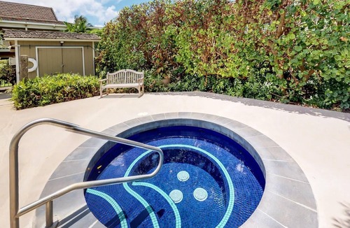 Wailua Apartment | Walking Distance from Papaloa Beach, Outdoor Pool, Free Parking, Full Kitchen!