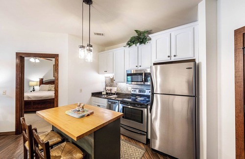Eatonton Villa | Waterfront Cuscowilla Villa 2 Bedroom Suite on Lake Oconee with assigned Boat Slip