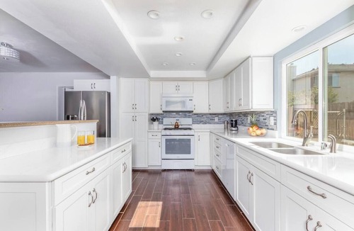 Redlands House | Welcome to Heidi House – Entire Home, a spacious 5-bedroom, 4-bath home in Redlands designed for comfortable extended stays. With a dedicated office, fast Wi-Fi, private backyard, garage parking, and plenty of room for up to 10 guest.