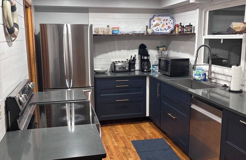 Beechwood House | Welcoming 3-bedroom house with AC in charming Holland close to the beach.