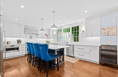 Lindridge-Martin Manor House | Welcoming Family Oasis I Fenced I Jacuzzi I Chef’s Kitchen