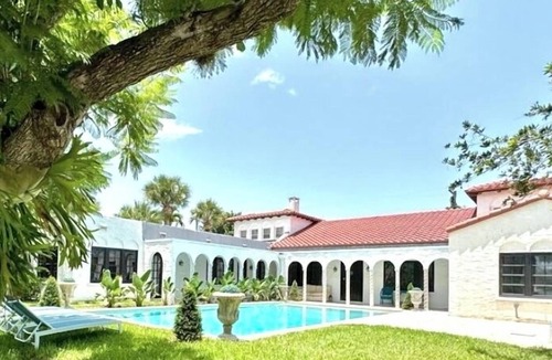 Southside House | West Palm Beach- Mediterranean Estate -Heated Pool -6 bedrooms/4 bath- Sleeps 14
