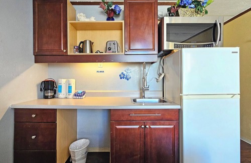 Waikiki Apartment | WG 705 —Cozy Queen-Bed studio steps to Waikiki Beach & Zoo w/AC, Pool, & Kitchen