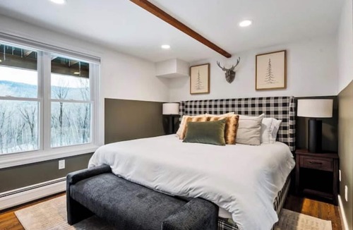 Bartlett Cabin | White Mtn Lux Retreat - Hot Tub, Sauna & Game Room