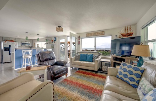 South Bend House | Willapa Bay Waterfront Cottage | Sleeps 8