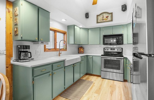 Town of Torrey Cottage | Winey Duck Cottage:" Pet Friendly Contemporary w/Hot Tub on Seneca Wine Trail