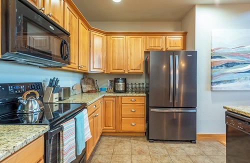 Wolf Laurel House | Wolf's Den~Mountain Views~Hot Tub~Theater~Near Blue Ridge Parkway and AVL!