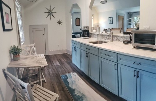 Historic Montford Apartment | Your Montford Nest, Couples Private Retreat. Walk to Town.