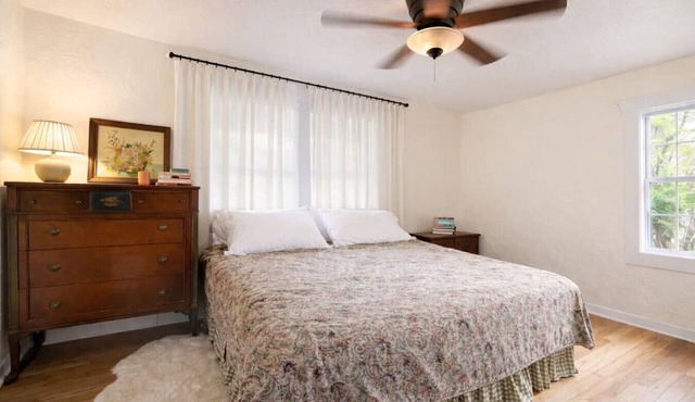 1 mile from UF-Sleeps 6, Parking, Full Kitchen, TV