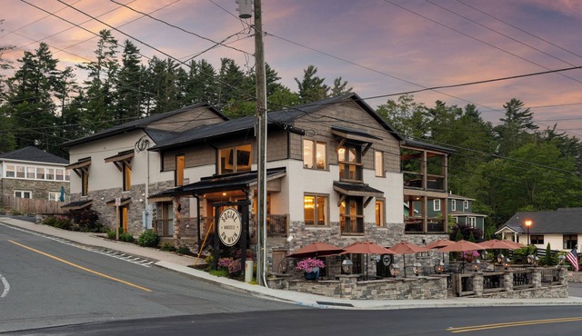 11 BR Luxury Home on Main Street in Downtown Blowing Rock + Hot Tub!