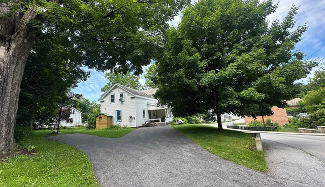 1850s Farmhouse in Walkable Village of North Bennington - Waterfall Views