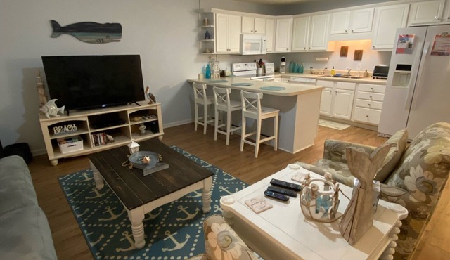 2 Bd 2 Ba Spacious Condo - close to beach and shopping!