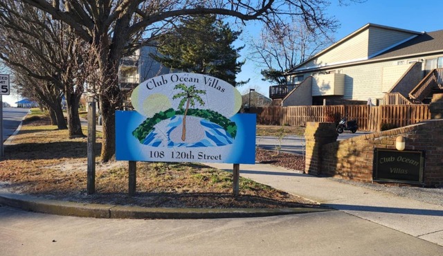 2 Bdrm, 2 Bath, Pool, Short walk to the beach, Northside Park, & restaurants