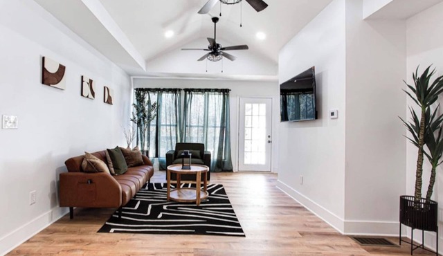 2 Bedroom Modern Lake House Close to Midtown