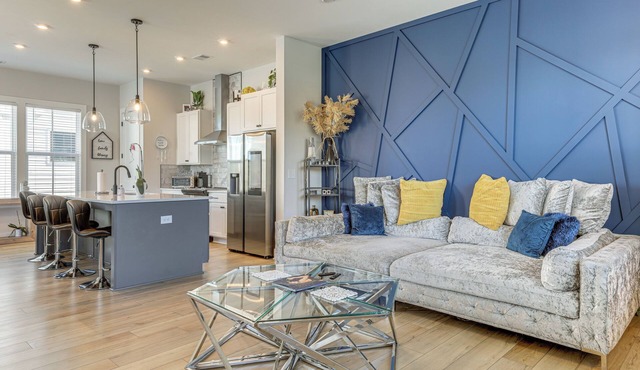 2 Mi to Zoo Atlanta: Modern Townhome w/Balcony