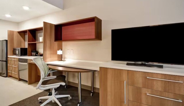 2 Queen Beds | Free Breakfast & Pool | 5 mi to Golf Club and Nature Reserves