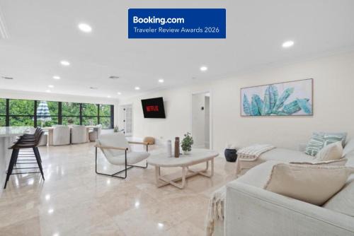 25 min to FIFA - Bright Fort Lauderdale Villa with Private Heated Pool, Modern Décor and Palm-Lined Outdoor Oasis