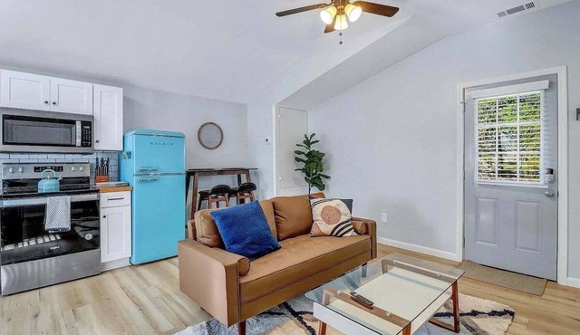 2bd/1ba Cottage * Renovated * Dogs Welcome