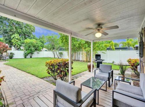 3 min. walk to Wilton Drive, pool and huge yard