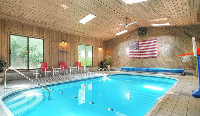 3 nights Booking Aug 9-12, 12-15 - Private Mini Resort w Indoor Pool & Sauna