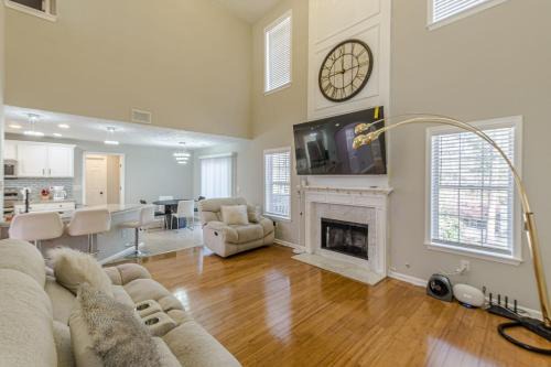 3BR w/Backyard Airport & Downtown Six Flags