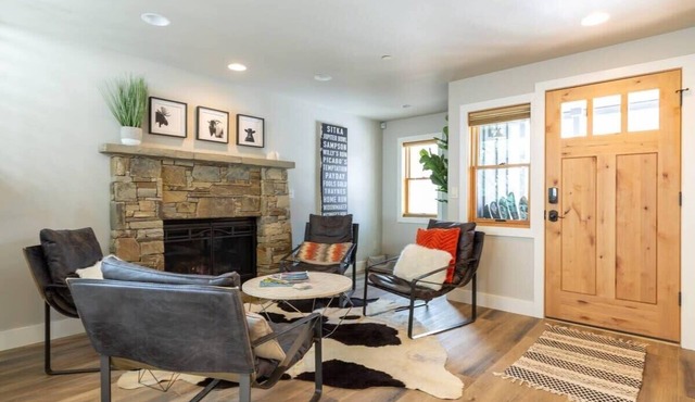 4BDR Downtown Home- Hot Tub & Walk to Chairlifts!