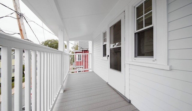 5BR 2BTH Bright & Spacious Apt in Brighton in Brighton