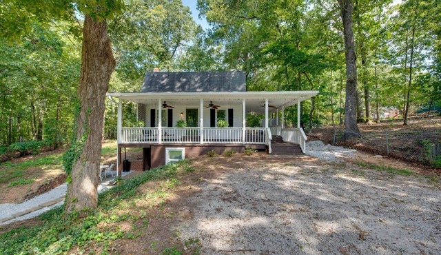 A modern take on a classic Georgia farmhouse—a hint of country close to the city