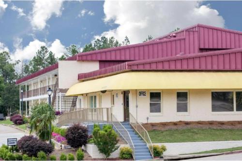 A Red Dot Inn Milledgeville