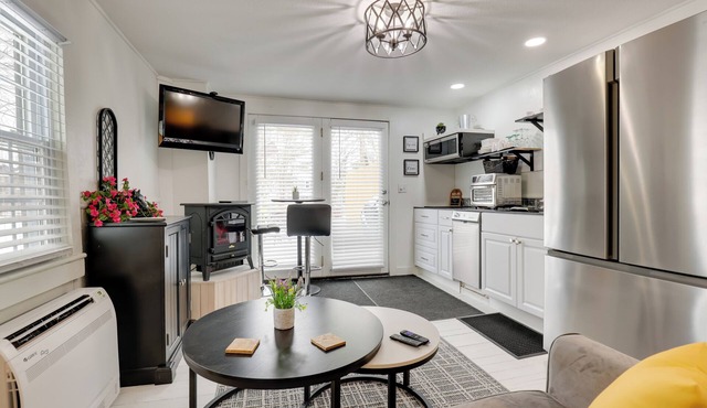 Adorable Walkable Paradise w/Deck & Pool!