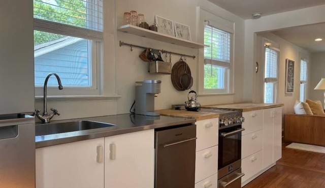 Ardmore Loft - light filled above garage apartment
