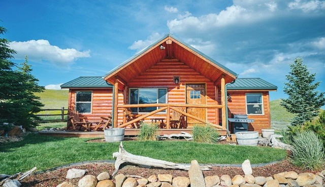 Authentic Western-themed log cabin retreat near Bighorn National Forest, Lake DeSmet, & charming towns Buffalo & Sheridan. Perfect for history enthusiasts, hunters, or tranquil escapes. Accommodates up to 4 guests w/2 bedrooms, bath & kitchenette.