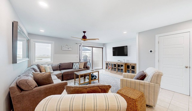 Bayfront townhome with 3 balconies, a shared pool & only 5 blocks to the beach