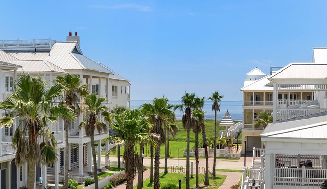 Beachtown - STEPS FROM BEACH & POOL - Elevator - 10 Min from Downtown