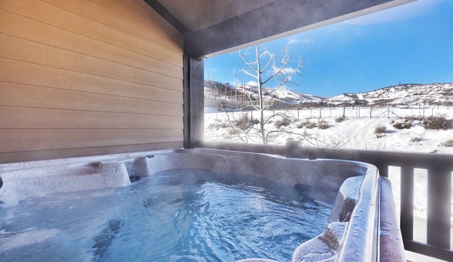 Bear Hollow - Cozy Retreat w/Hot Tub, Near Lifts