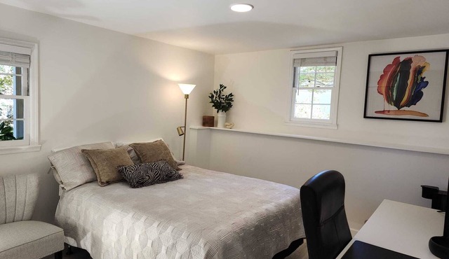 Beautieful furnished 1 bedroom 1 bath room in a quiet neighborhood.