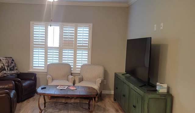 Beautiful 3bed two bathroom home near to Kingsbay Base and shopping center.