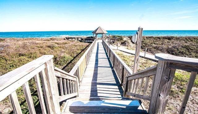 Beautiful 3BR Condo in OBX, NC, Beach, Pools, Hot Tub, Family Resort Aug. 9-15