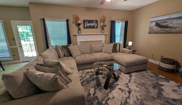 Beautiful 5BR Home Sleeps 12- Near Atlanta