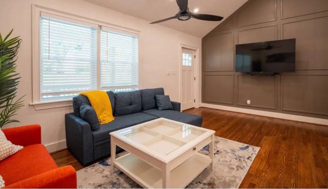 Beautiful Bungalow CLOSE to Downtown!