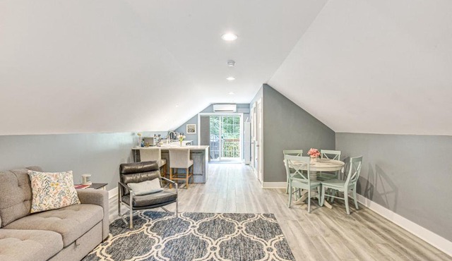 Benton Harbor Apt w/Balcony + Fire Pit