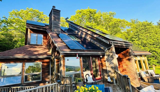 Berkshires Mountain Retreat w Panoramic Views, 5 Decks, Hot Tub, near Tanglewood