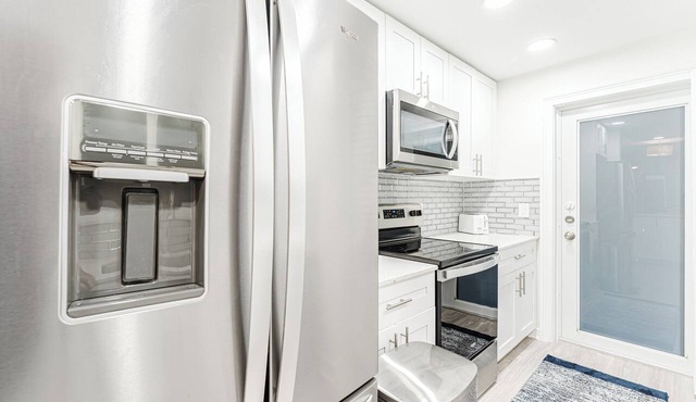 Boca Intracoastal Retreat: Pet Friendly, Walk to Beach, Pool & Gym