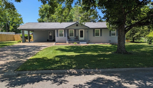 Bring the crew to this comfortable 3/2 home minutes from everything in Anniston