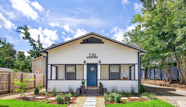 Bungalow mins from College/Mid/Down-towns