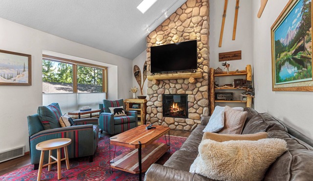 Burgundy Retreat- Beautiful Forest Mountain Getaway!